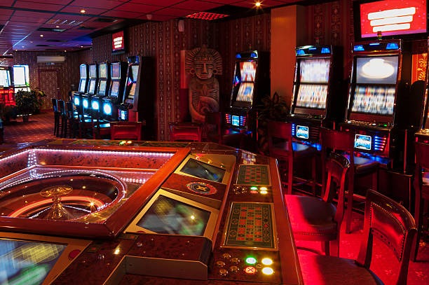 virusjp Speed Blackjack live dealer dealing cards in real time with multiple players at the table
